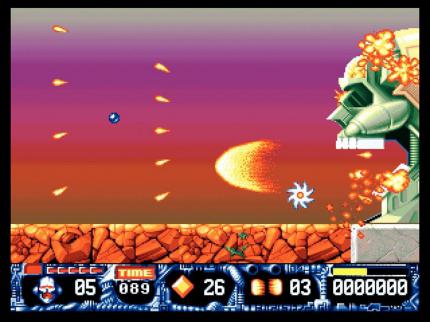 Turrican (hier im Zackensternmodus) zündet eine Smartbomb. Pech für denBossgegner. 