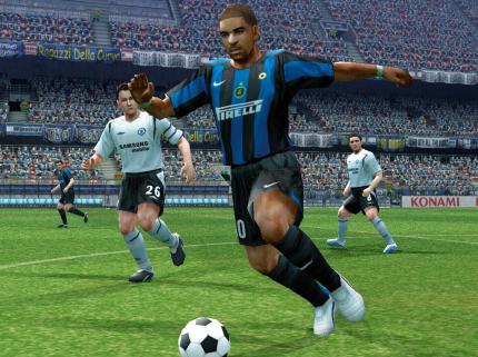 Wenn der Brasilianer Adriano am Ball ist, vergeht den Verteidigern das Lachen. (PES 6)