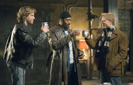 Roger (Adam Pascal, li.) und Mark (Anthony Rapp, re.) haben auf Collins (Jesse L. Martin) gewartet 
