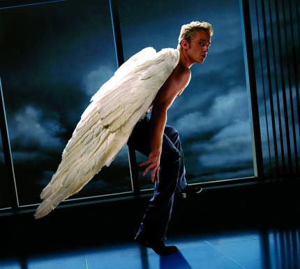 Angel (Ben Foster) kann dank seiner Flügel durch die Lüfte segeln