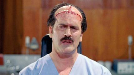 Hirnrissig: William (Bruce Campbell) ist gerade aus der Narkose erwacht 