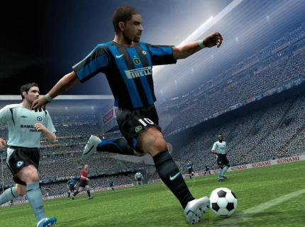 "PES"-Aushängeschild Adriano zieht von der Strafraumgrenze ab. 