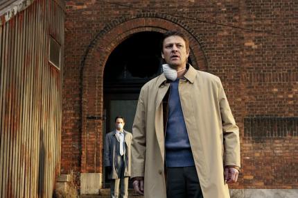 Christopher (Sean Bean) forscht nach 