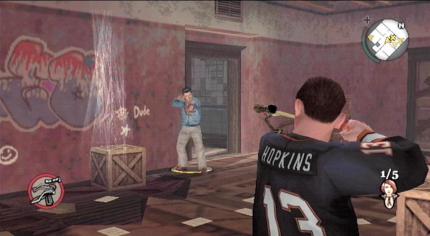 Schleuderduell: Dank ihrer unerschöpflichen Munition erweist sich die Zwille als ideale Distanzwaffe. Hier beharken wir einen fiesen Greaser. (PS2) 