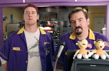 Weil ihr Quick Stop-Shop abgefackelt ist, arbeiten Randal und Dante bei Mooby Burger 