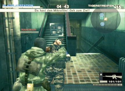 Erwischt! Hätte Snake seinen Stealth-Anzug aktiviert, wäre er den Verfolgern vielleicht nicht so schnell ins Netz gegangen. 