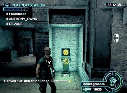 Super Tarnung: Als Upsilon-Spion fällt Sam Fisher nicht auf und kann in Ruhe den Rechner hacken. 
