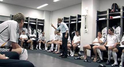 Jürgen Klinsmann stimmt sein Team ein 