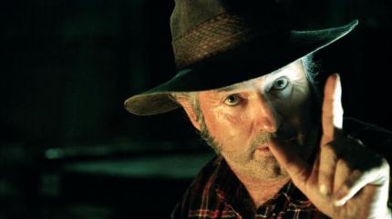 Dieser freundlich wirkende Herr (John Jarratt) hat nichts Gutes im Sinn 