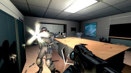 Die Auswirkungen einiger besonders brutaler Waffen -- wie dieser Partikelkanone -- wurden in der deutschen Version entschärft. Im Gegensatz zur Xbox360-Fassung bluten die Gegner aber noch! 