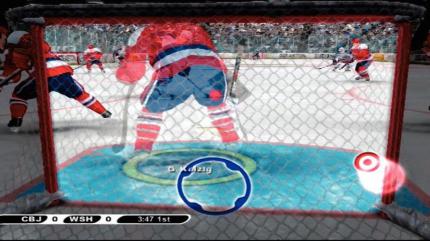Schnell! Nur eine äußerst flinke und präzise Reaktion kann das Tor jetzt noch verhindern. 