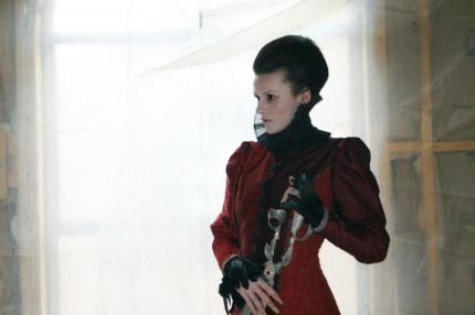 Messer, Gabel, Scher´ und …: Blutgräfin Elizabeth Báthory (Maria Kalilina) mit Mordinstrument 