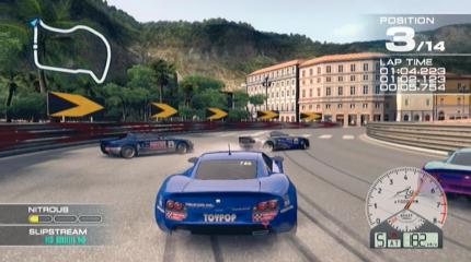 Serientypisch wird in jeder Kurve munter gedriftet. Einfach kurz vom Gaspedal gehen, einlenken und schon schleudert das Auto los. (PS3) 
