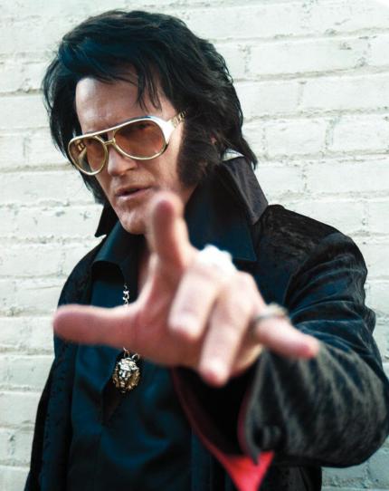 Der King lebt: Bruce Campbell interpretiert Elvis Presley auf unnachahmliche Weise