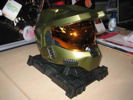 Legendär edel: Der aufklappbare Helm der Special Edition.