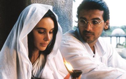 Narayan (John Abraham) ist ein Gegner der Kastenunterdrückung und liebt Kalyani (Lisa Ray) 