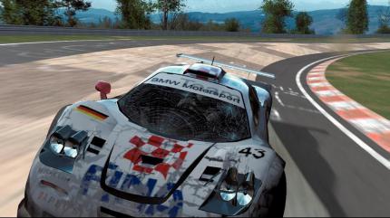 Eine der schwersten Strecken der Welt, die Nürburgring Nordschleife, bewältigen Sie als letzten Kurs des Arcade-Modus'. Mit unserem demolierten McLaren F1 rasen wir die Steilkurve der Grünen Hölle entlang.