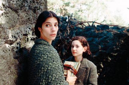 Hausmädchen Mercedes (Maribel Verdú) versucht, sich um Ofelia (Ivana Baquero) zu kümmern 