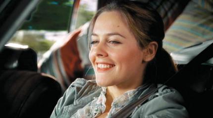 Dee Dee (Alicia Silverstone) kommt nach Hause