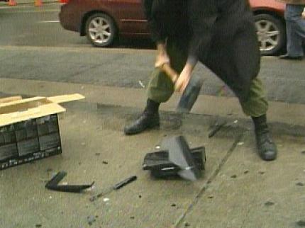 Gegen solche Attacken ist auch die so widerstandsfähige PS3 machtlos!