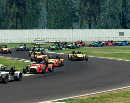 Sieht ein wenig aus wie eine Ameisenkolonie beim Essenholen: Ein gutes Dutzend im Nahkampf sehr empfindlicher Caterhams rauscht durch die Schikane.