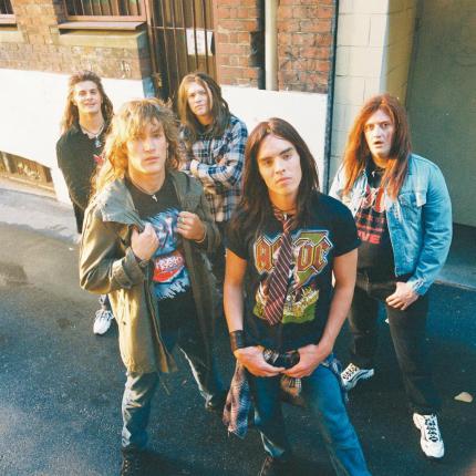 1991 in Sydney: Bei einem AC/DC-Konzert leisten fünf Freunde einen Treueschwur