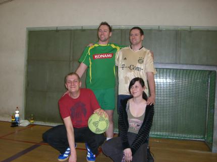 Noch grinsen sie: (v.l.) Andy, Thomas (hinten), Sascha und Katha vom Cynamite-Team.
