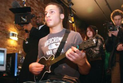 Chris Chike, Bild: ultimate-guitarhero.com