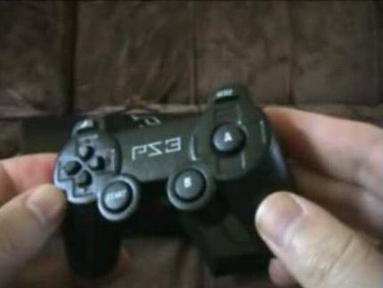 Der Controller der Polystation 3 ist etwas kleiner als das Original.