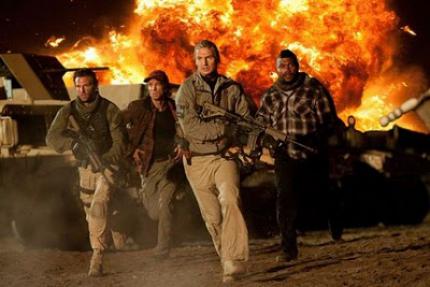 'Das A-Team' kämpft erneut um Rehabilitation - mit Liam Neeson, Bradley Cooper und Panzern an Fallschirmen.