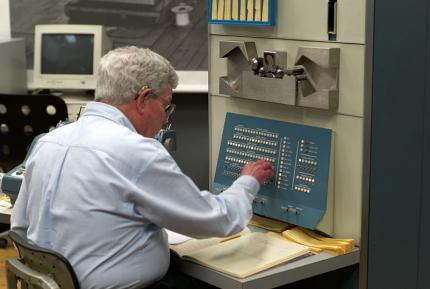 Spacewar!-Programmierer Steve Russel an einem PDP-1 im Computer Museum in Boston.