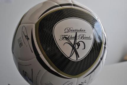 Der Adidas-Ball 'Jabulani' wurde ebenfalls von der deutschen Nationalmannschaft signiert. 