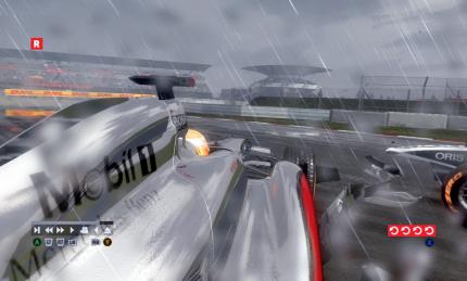 F1 2011 im Test - Zu viel Risiko: Auf dem nassen Nürburgring brauchen wir unsere erste Rückspulmöglichkeit auf.