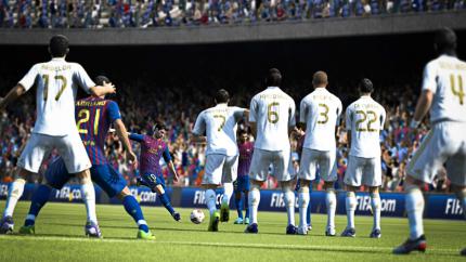 Leider pfeift der Schiri in FIFA 13 etwas zu enthusiastisch. Wir hätten uns dort etwas mehr Feintuning gewünscht.