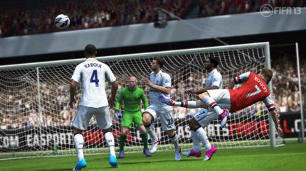 Zur richtigen Zeit am richtigen Ort. Auch über mehrere Stationen lassen sich erfolgreiche Freistöße in FIFA 13 verwandeln.