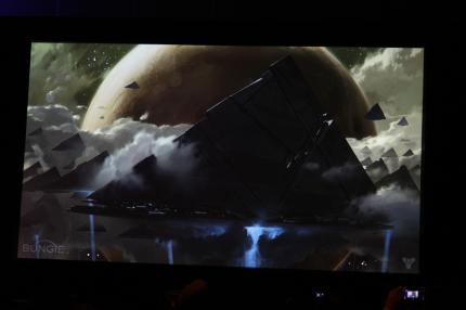 Die schwebenden Pyramiden könnten den Vex zugeordnet werden.&nbsp;Sehr wahrscheinlicher ist aber, dass es sich um die Dunkelheit handelt – denn Vex nutzen keine Schiffe - hier ein Concept Art zu Destiny 1.