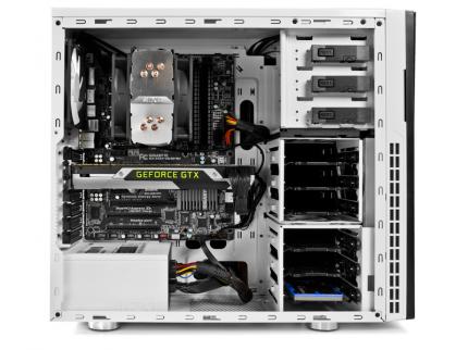 NZXT H230,offen mit Hardware (Seitenansicht)