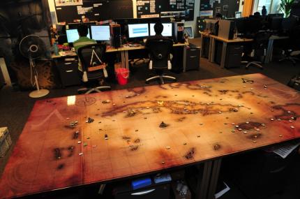 Dieser Tisch wurde vom Art Director Mufi zal Mokhtar als Hobbyprojekt gebaut. Er zeigt eine handgemalte Karte der Karibik-Spielwelt. Überall im Studio von Ubisoft Singapur erblicken wir Hinweise auf die Themen Seefahrt und Ozean.