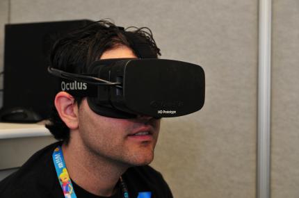 Auf der Spielemesse E3 stellte Oculus VR erstmals einen HD-Prototypen des Rift-Entwicklerkits vor.
