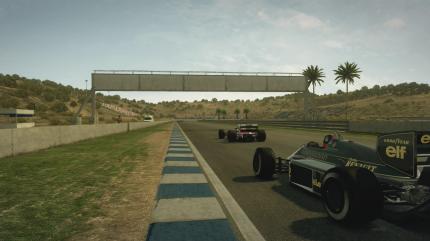 Klassiker: Hier beharken sich ein Ferrari und ein Lotus aus den 80ern in Jerez. Der Classic-Modus macht es möglich.