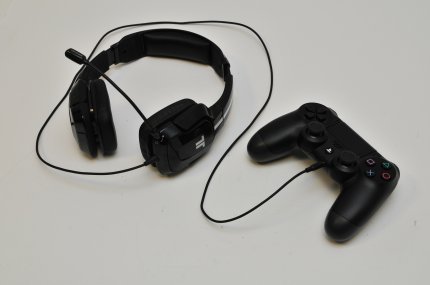 Viele Gaming-Headsets lassen sich problemlos an den Dualshock 4 anschließen, etwa dieses Tritton-Modell, das eigentlich für PS Vita gedacht ist.