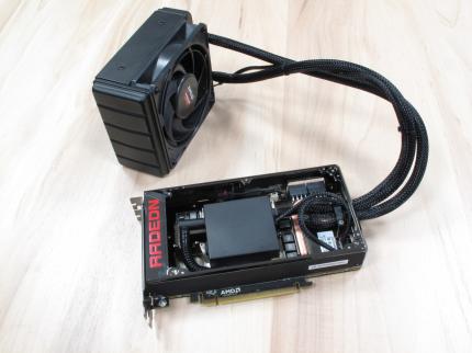 Wasserkühlung der AMD R9 Fury X bei offenem Gehäuse