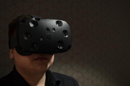 Gamezone-Redakteur Sandro Odak mit HTC Vive auf dem Kopf: 'Technik, die begeistert. Aber Software fehlt.'