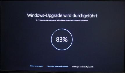 Foto vom Bildschirm beim Windows 10-Upgradevorgang