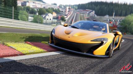Geniale Fahrphysik: Der McLaren P1 ist eines der stärksten Straßenfahrzeuge im Spiel. Sein Fahrverhalten unterscheidet sich (trotz ähnlicher Leistung) massiv von einem Rennwagen. Generell müsst ihr euch an jedes Auto erstmal gewöhnen und oftmals euren Fahrstil deutlich anpassen.