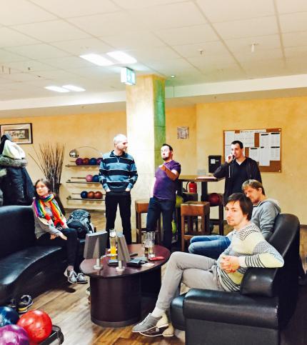Ruhige Kugel schieben: Gemeinschaftliche Freizeitaktivitäten sind gut fürs Teambuilding. Hier die Redaktion beim Bowling in Nürnberg.