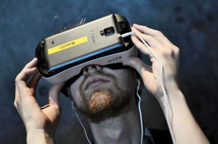 Budget-VR für den kleinen Geldbeutel: Mit Gear VR kann das Smartphone zur VR-Brille umfunktioniert werden. Das ist günstig, aber kein Vergleich zu Oculus Rift. (Gear VR)