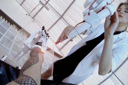 Estelle montiert Henry einen neuen Arm.