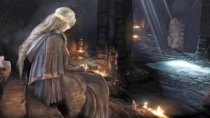 Blind und sanftmütig: Bei der Feuerhüterin im Firelink Shrine levelt man auf. Das bedeutet: Zum Aufsteigen muss man zwangsläufig zum Hub zurückkehren. (PC)