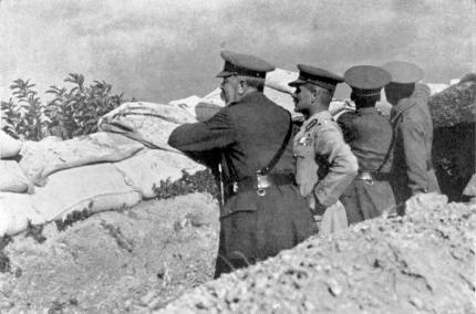 Der britische Feldmarschall Lord Kitchener (links im Bild) inszipiert die Front bei Gallipoli.